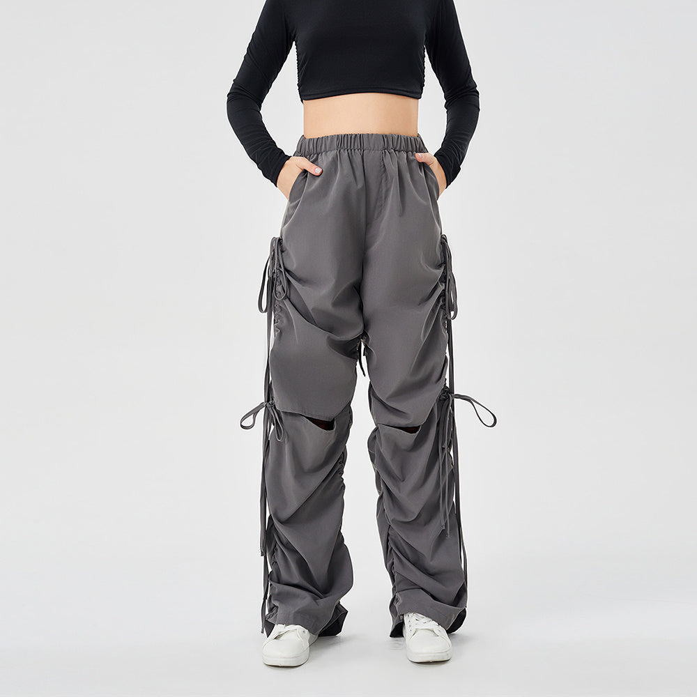 Calça Cargo Street Solta com Cordão e Rasgos Estilo Urbano