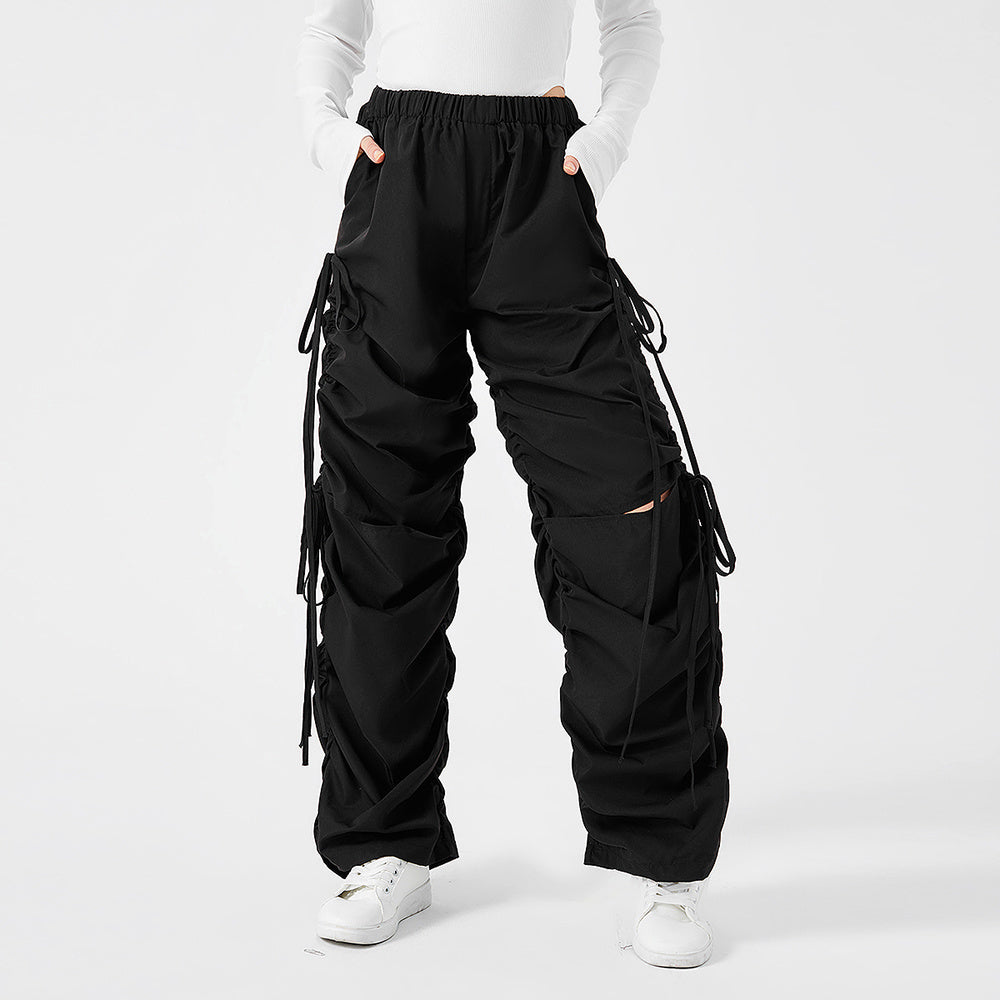 Calça Cargo Street Solta com Cordão e Rasgos Estilo Urbano