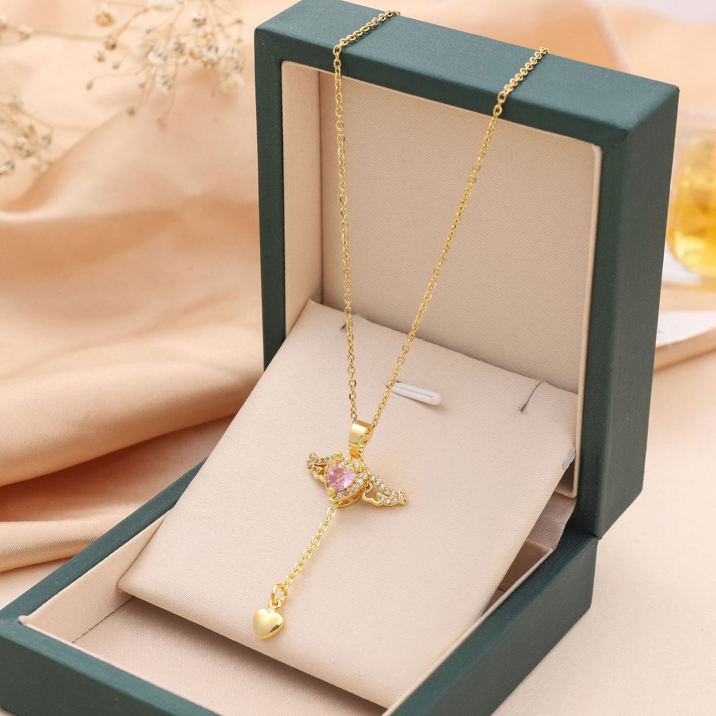 Colar Coração Cupido com Asas de Anjo – Elegância e Romance