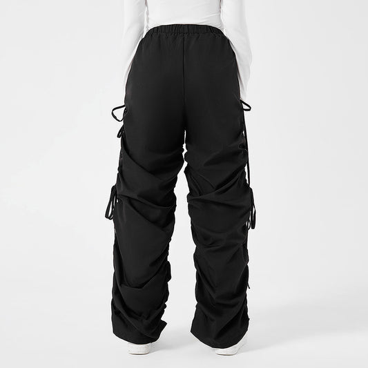 Calça Cargo Street Solta com Cordão e Rasgos Estilo Urbano