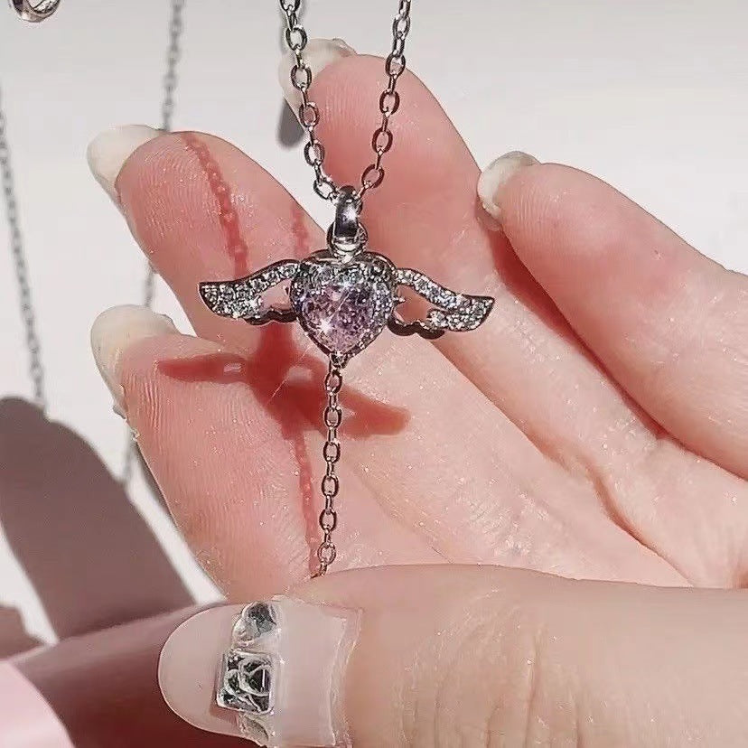Colar Coração Cupido com Asas de Anjo – Elegância e Romance