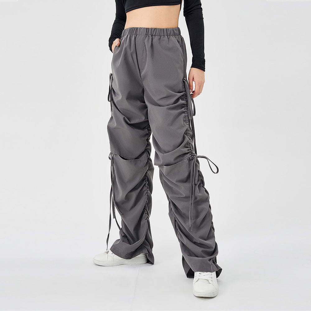 Calça Cargo Street Solta com Cordão e Rasgos Estilo Urbano
