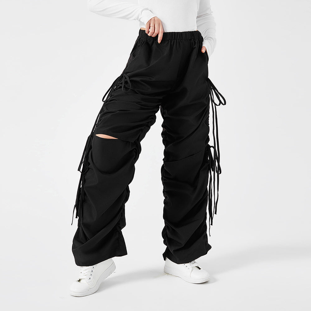 Calça Cargo Street Solta com Cordão e Rasgos Estilo Urbano