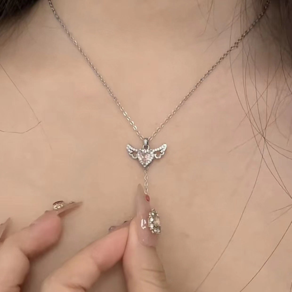 Colar Coração Cupido com Asas de Anjo – Elegância e Romance
