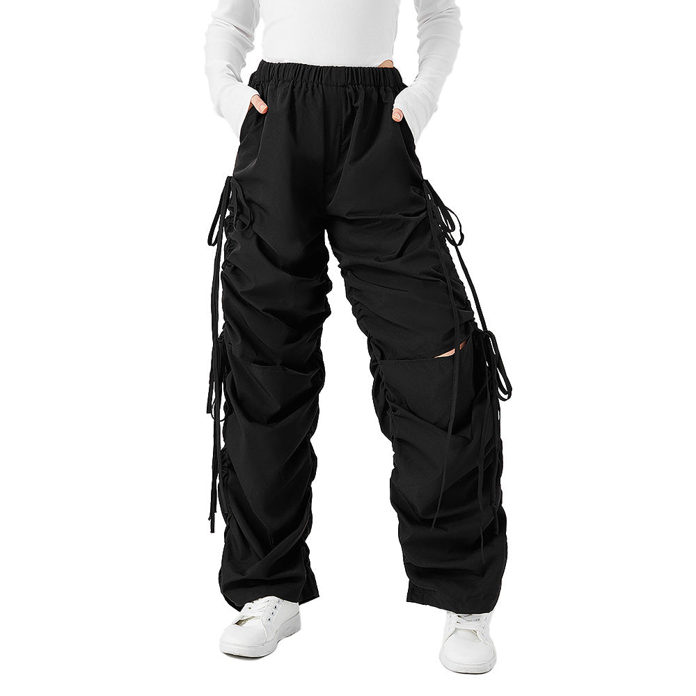 Calça Cargo Street Solta com Cordão e Rasgos Estilo Urbano