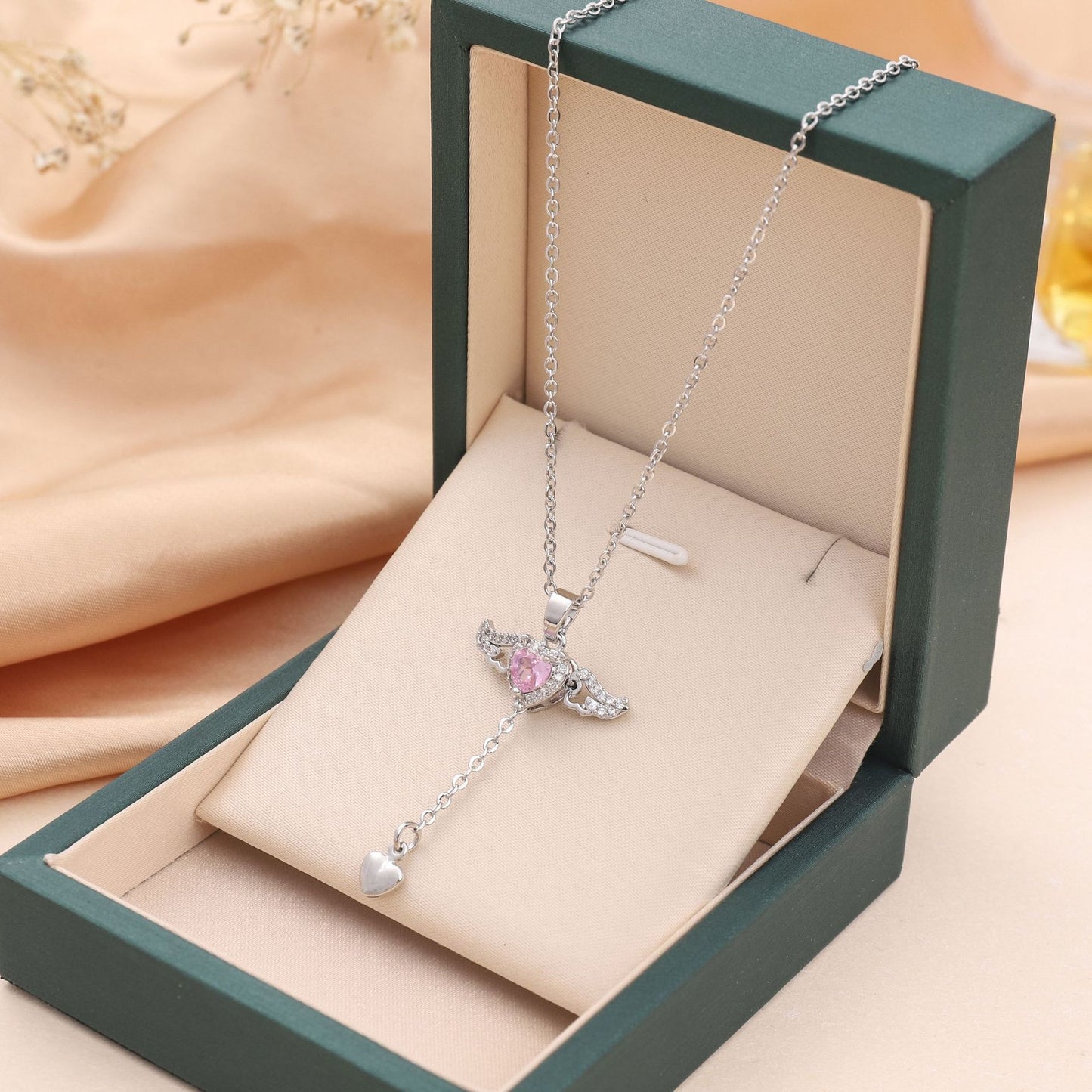 Colar Coração Cupido com Asas de Anjo – Elegância e Romance