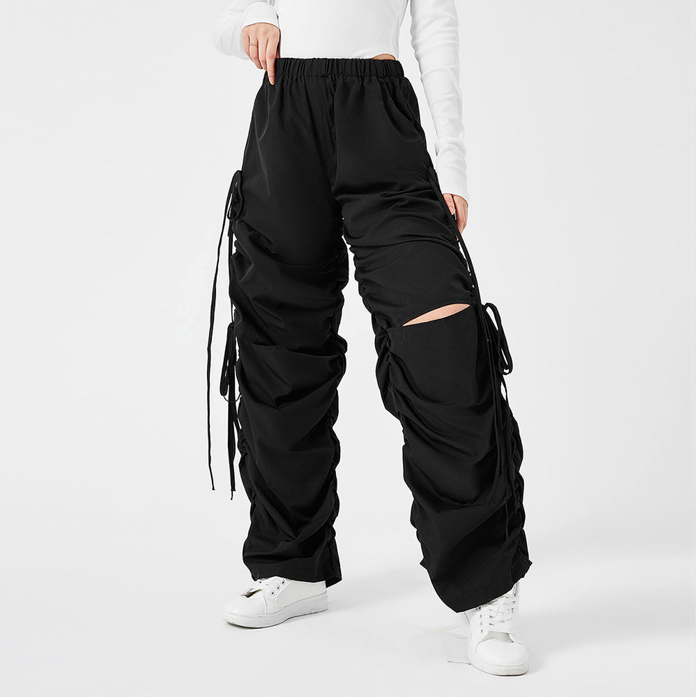 Calça Cargo Street Solta com Cordão e Rasgos Estilo Urbano